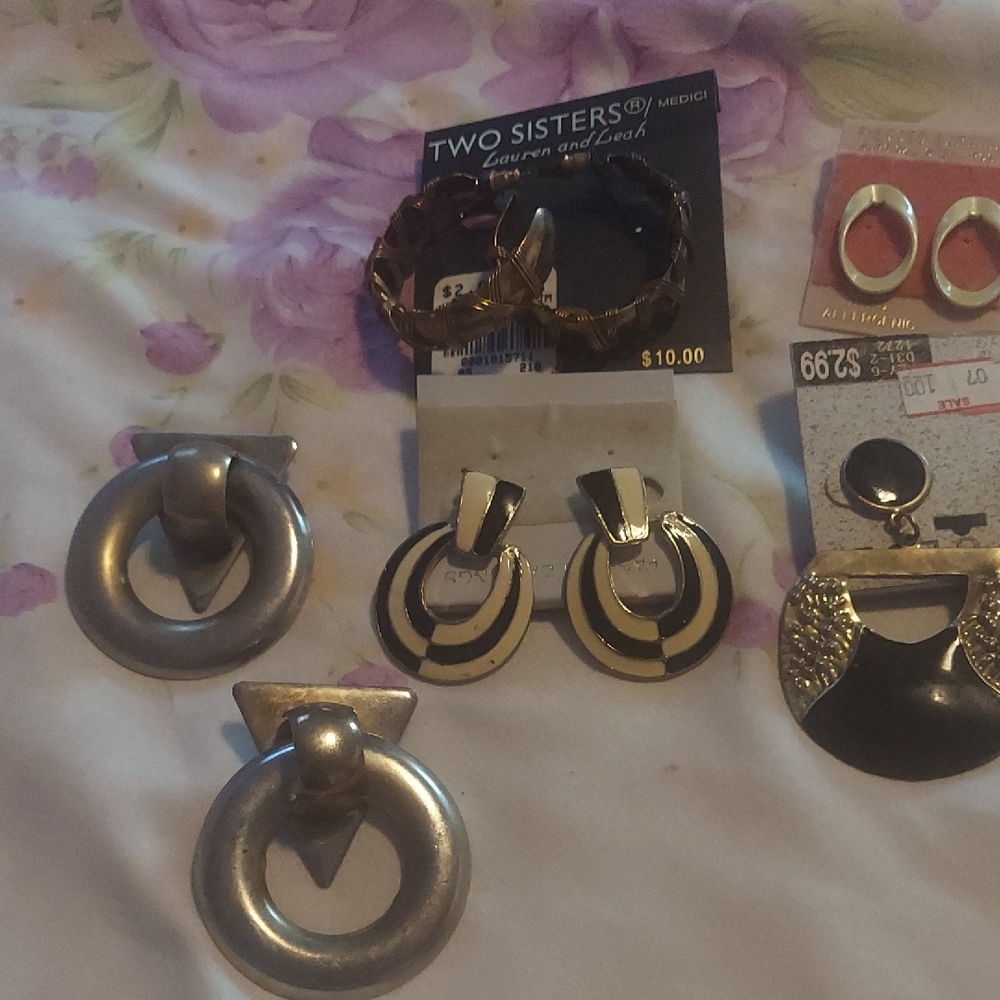 8/$10 5 Pcs For $6 Vintage Set Of Silver and Gold Earrings Set (1) - Picture 3 of 10
